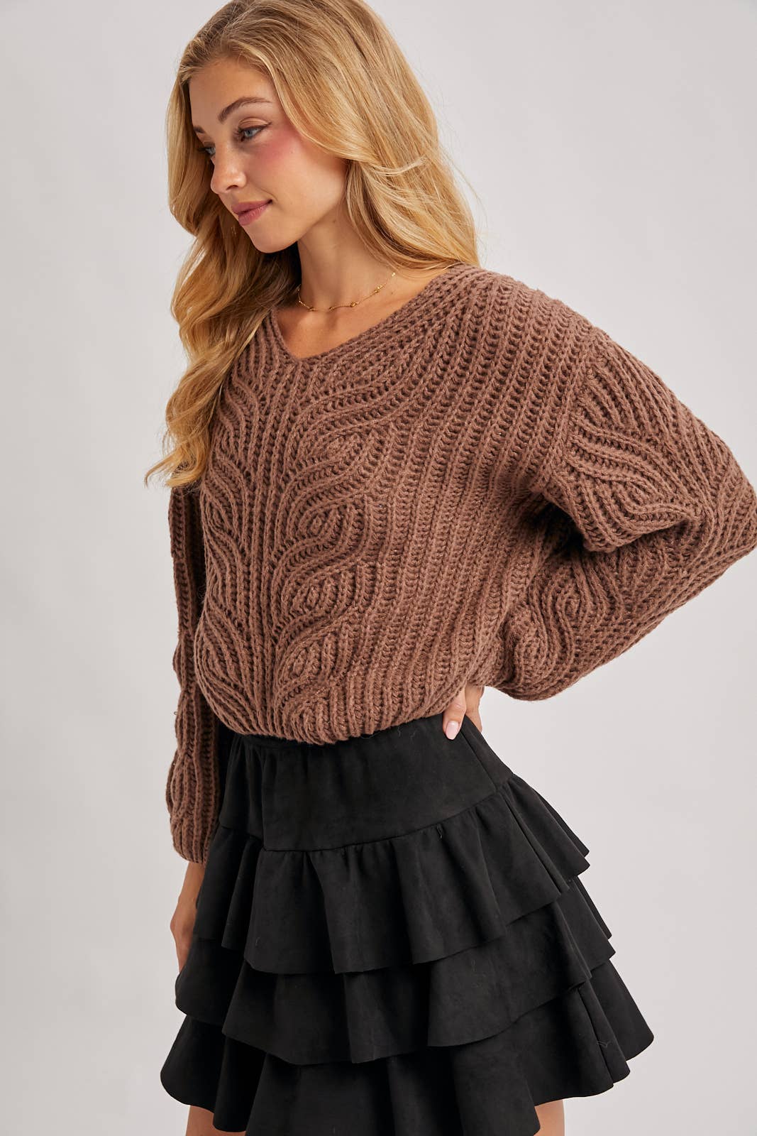 CHUNKY CABEL KNIT V-NECK CROPPED SWEATER