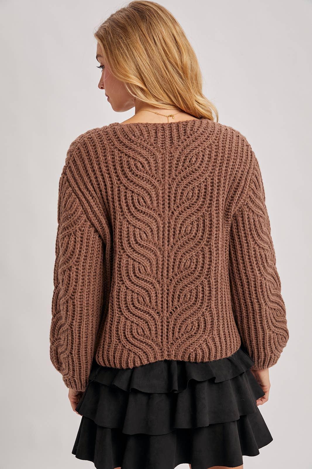 CHUNKY CABEL KNIT V-NECK CROPPED SWEATER